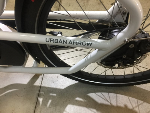 Urban Arrow Sticker RF Logo B – Donkergrijs – 141 x 14 mm – Voor Witte Bakfiets