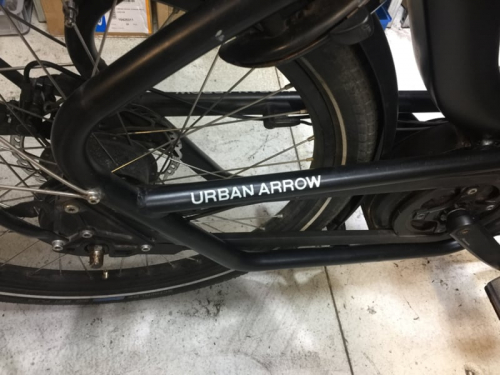 Urban Arrow Sticker RF Logo B – Lichtgrijs – 141 x 14 mm – Voor Zwarte Bakfietsen